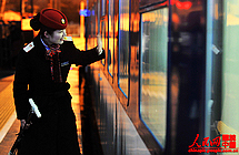 北京站80后客运服务员的夜班生活