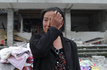 震区直击:芦山地震废墟前的人物肖像