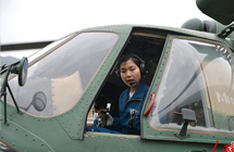 直升机女飞行员参与四川雅安地震救援