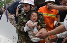 四川雅安芦山地震灾区的孩子