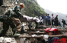 芦山救援人员用肩膀搭建生命通道