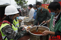 关注:龙门灾民免费向援助人员提供餐食