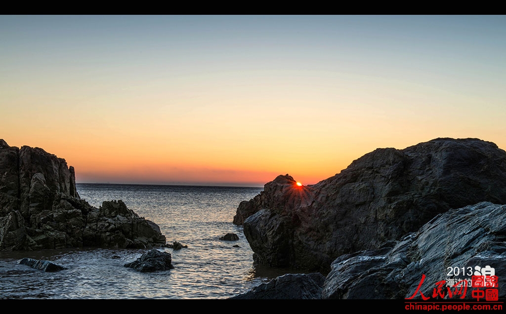 ��ͷ���ߵ���Ƭԭʼ��ʯ