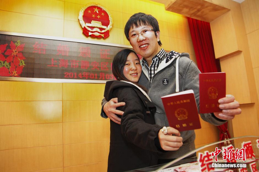 1月3日,在上海静安区民政局的结婚登记处,不少