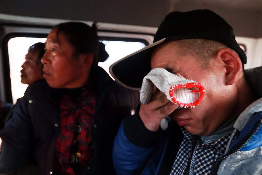 但犯罪嫌疑人的名头还是没能摘掉,他仍然处于被取保候审的状态。律师称,由于法律没有规定侦查期限,宋争光可能会一直背负杀人嫌疑犯的罪名。图为出狱的宋争光在车上默默流泪,他不敢哭出声,因为在看守所哭出声会挨揍。
