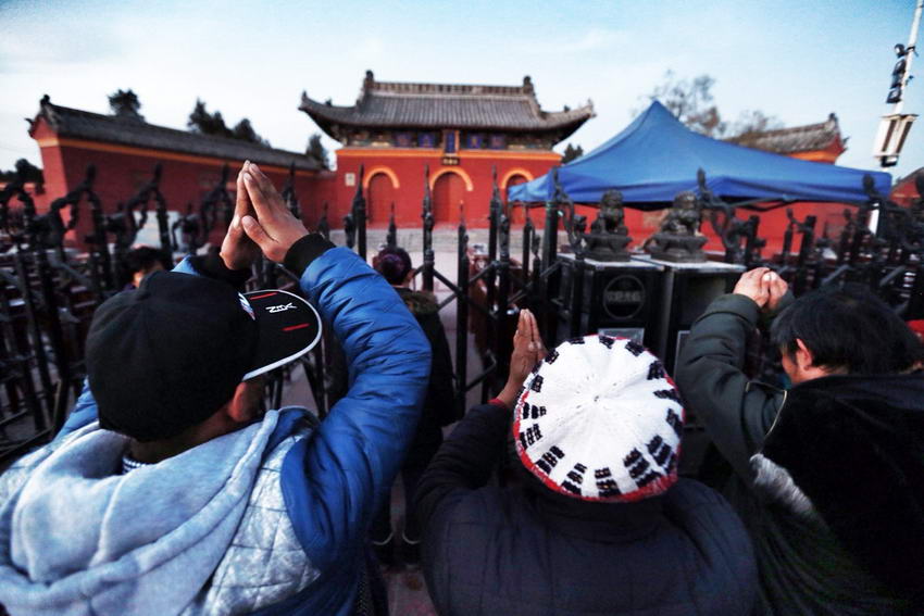 “进去的时候他才16岁,现在都快23了,模样都变了!”望着走出看守所的儿子,宋现友和辛连英夫妇泪眼婆娑。在回罗庄村老家的途中,辛连英说:“我们不懂,周口市检察院已经撤回起诉,但为什么不是无罪释放,而是取保候审?”图为宋争光父母带他去附近的寺庙许愿以祛除晦气。