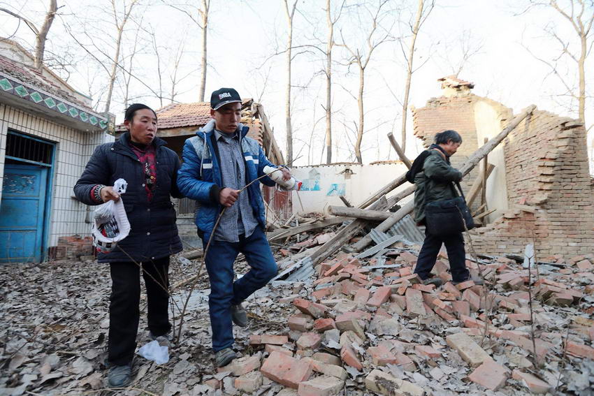 根据检方指控,2007年7月14日下午5时,宋争光见小玲一人在树林中捉“爬猴”,顿生歹意,遂将其掐昏猥亵,并将其移入西边水沟内,致其死亡。随后,宋争光将小玲所带物品藏匿后逃离现场。图为宋争光的腿脚不便,母亲在一旁一直搀扶。