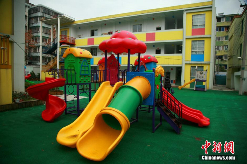 1月8日,浙江杭州一民办甲级幼儿园的儿童家长投诉,称自家孩子的手脚指甲出现不明原因的断裂。当天下午,浙江省杭州市卫生局就该情况举办新闻通气会。杭州市疾控中心环境与职业卫生所副所长王强表示,“自闻首幼儿园于2012年9月装修完成至今,已经经过4次检测,结果均为合格,可以排除儿童指甲问题的环境原因。具体原因,还需进一步查明。”