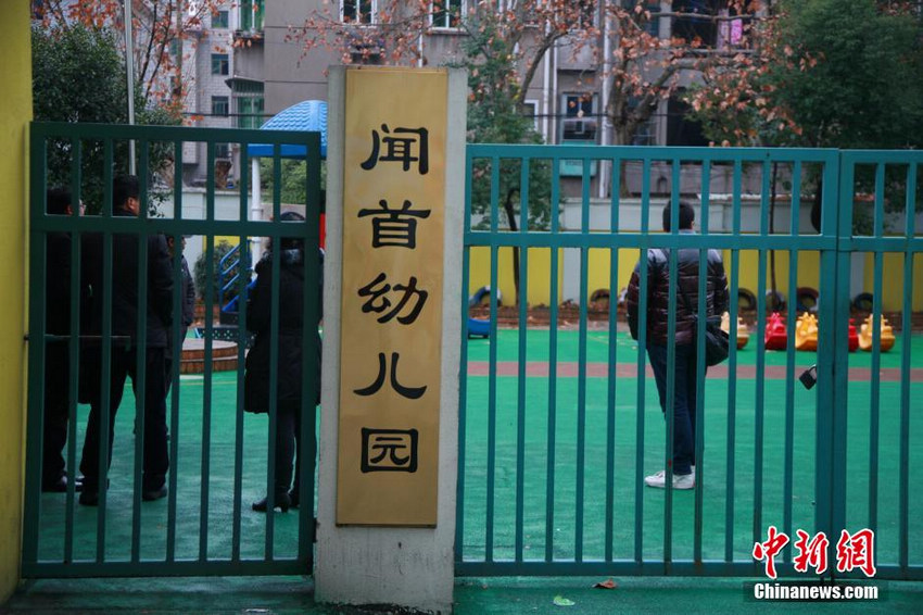 1月8日,浙江杭州一民办甲级幼儿园的儿童家长投诉,称自家孩子的手脚指甲出现不明原因的断裂,记者随后来到该幼儿园。当天下午,浙江省杭州市卫生局就该情况举办新闻通气会。杭州市疾控中心环境与职业卫生所副所长王强表示,“自闻首幼儿园于2012年9月装修完成至今,已经经过4次检测,结果均为合格,可以排除儿童指甲问题的环境原因。具体原因,还需进一步查明。”