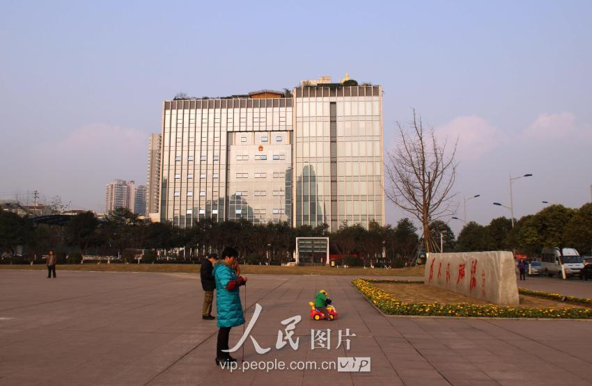 2014��1��13�գ������н���������ĳ���Ű칫¥������������ͤ�ӡ���¥�����Ҵ��ﻨ԰��