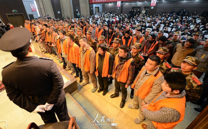 1��15�գ����հ�������Զ�ط�Ժ�ڰ����л�������Ժ��ͥ����Ǯĳ��44�˾��ڶ�Ź����թ������Ѱ������һ����