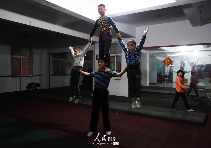 2014��1��12�գ�����ʡ��Ȫ�ء���Ȫ���Ӽ�����ѧУ������������ѵ���С�
