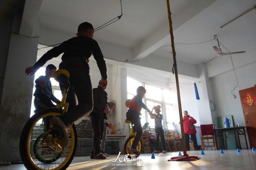 2014��1��12�գ�����ʡ��Ȫ�ء���Ȫ���Ӽ�����ѧУ������������ѵ���С�