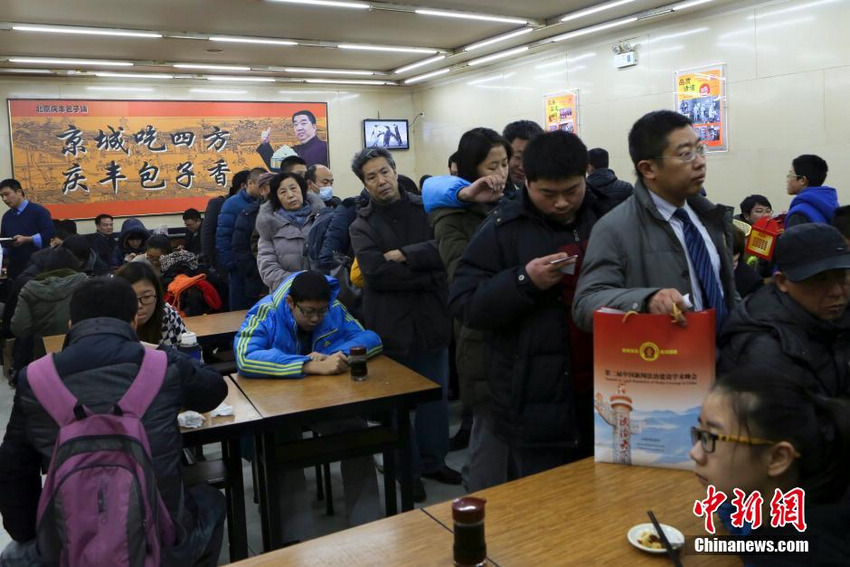 1��19�գ�����������̳���ڣ�ǰ���԰��ӵĹ˿������˳��ӡ��Դ�ϰ��ƽ������ڴ˾Ͳ�֮����ҵ���ɴ�����𱬡������������������Ļ��켯���ܾ����������ڽ���ý��ɷ�ʱ��ʾ����Ϊ��ϰ����ǳԷ��ĵط�������̫�࣬���Ϊ��Ӱ����Χ�˿��òͣ��Ѿ�������ԭ�����߻����������������