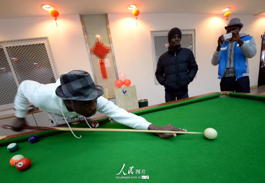 浙江工业大学“留家庄”里，外国留学生打台球。