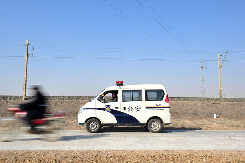 1��22�գ��ڰ��������۾������Σ����ƺ����ھ����ڶ��أ������Ƿ�����Χ�Ĵ�����������ͺᴩ��·���»����������֮��