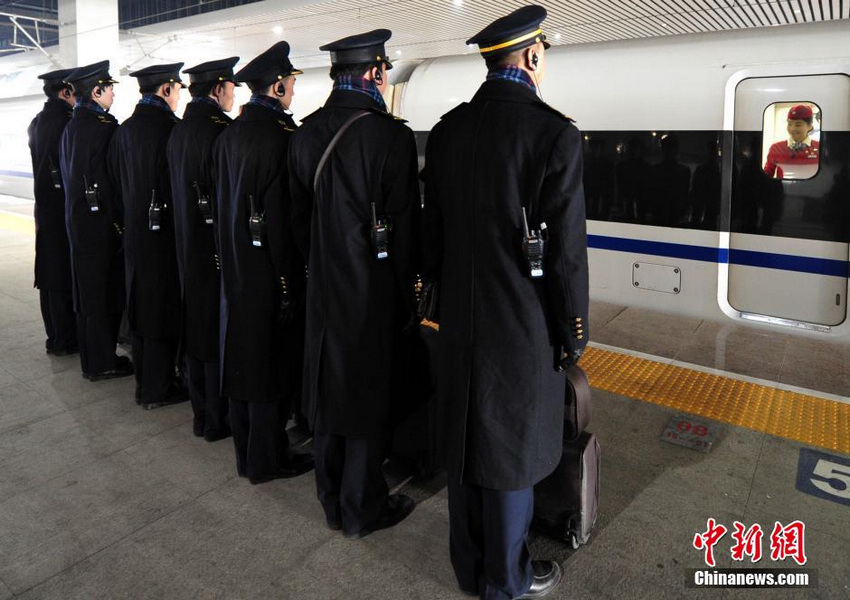1��22�����磬��ʯ��ׯ���˶��ɰ��ң�����һɫ��С������ɵĸ������ӳ�����׼�������ϳ���