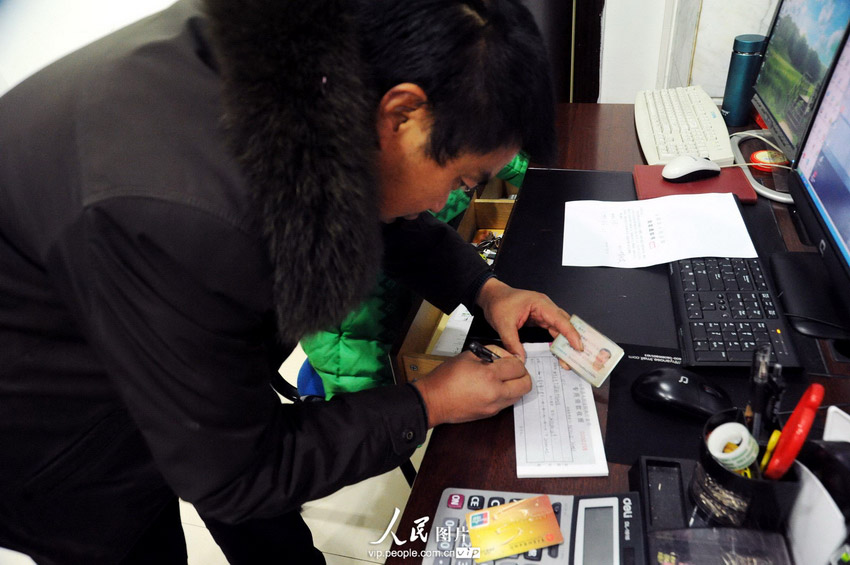 1��27�գ��������ӷ�Ժִ�о���ȡ���ֽ�֧Ʊ������ȫ��Ÿ������񹤣������ǿ��ĵع������ꡣ�Ĺ��� ����/����ͼƬ