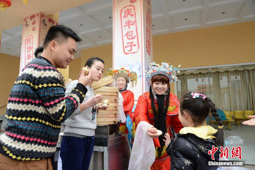 1月28日,刚刚出炉的“庆丰包子”受到了游客热捧。当日,在湖南长沙世界之窗举办的新春庙会上,三位身着财神服饰的女性工作人员受到了游客的热捧。女财神们不仅向游客鞠躬拜年,并在现场卖起了“庆丰包子”。据主办方介绍,为了满足长沙游客的需求,工作人员专程到北京将“庆丰包子”空运到长沙。