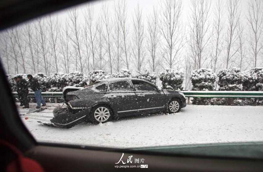 �����ܿڣ����׳���ѩ���¸��ٽ�ͨ�¹�Ƶ����4��