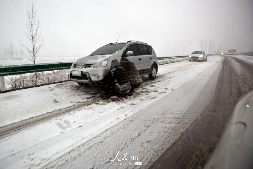河南周口:今冬首场降雪导致高速交通事故频发