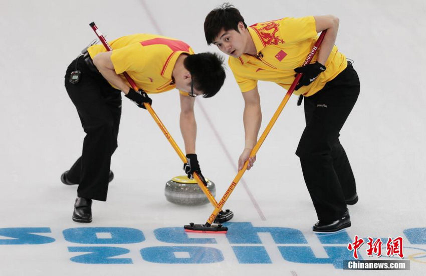 索契冬奥会:中国男子冰壶队首战告捷