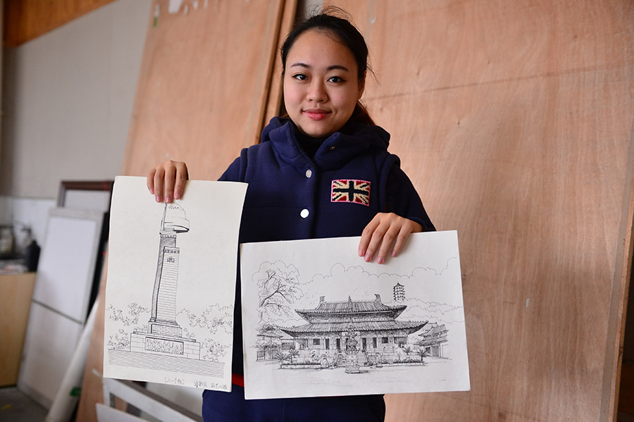 郑羚佳在展示自己创作的手绘图（3月5日摄）。新华社记者周密摄
