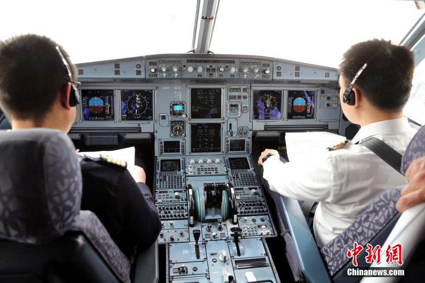 3月5日，来自中国东方航空公司的机组人员正在青海省海西州德令哈机场调试飞机。