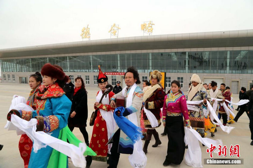 3月5日，身着节日盛装的蒙古族和藏族民众在德令哈机场手捧哈达迎接试飞飞机的降落。