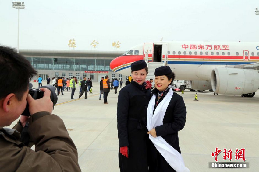 3月5日，两名空姐在新修建的青海省海西州德令哈机场合影。