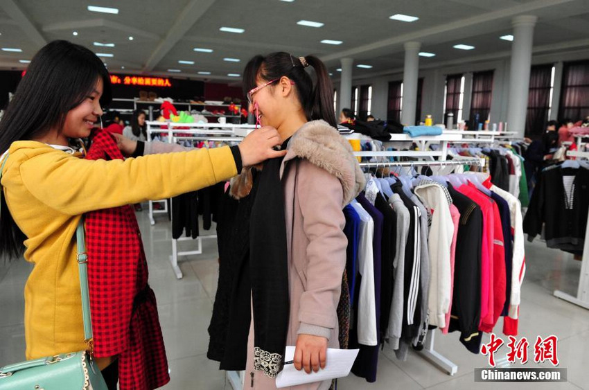 3月11日下午，河北外国语学院学生自创的“无偿超市”内，学生们正在“购物”。