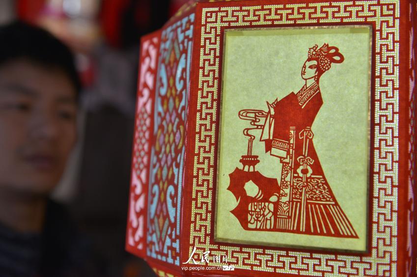 4��1�գ������з�����Ĺ����Ͻ��ϣ������ڰ��ӵƴ�����֮һ���ƺ쾫����������ʮ�����޹ǰ��ӵơ�����ư��ӵƣ����״μ������������������Ŀ�⡣ 