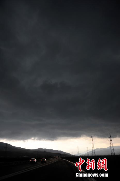 4月5日,云南省蒙自市出现短时间强对流天气,天空瞬间乌云密布,电闪