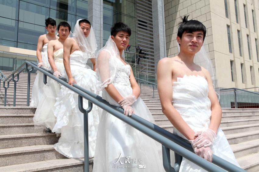 安徽亳州:男生穿婚纱拍个性毕业照【2】