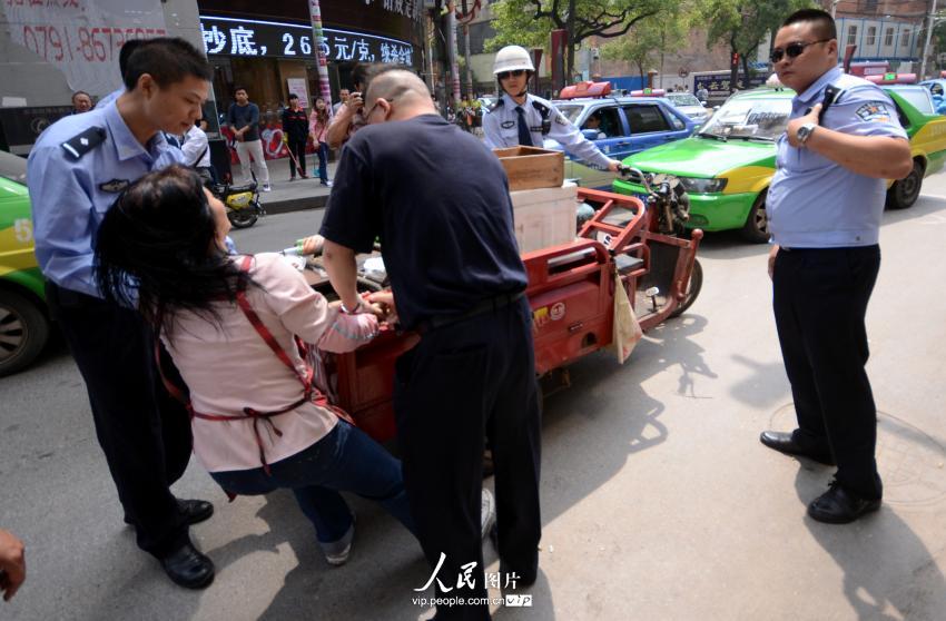 �ϲ�һ��������֤�綯���ֳ���������ۣ�Ů��������ִ����