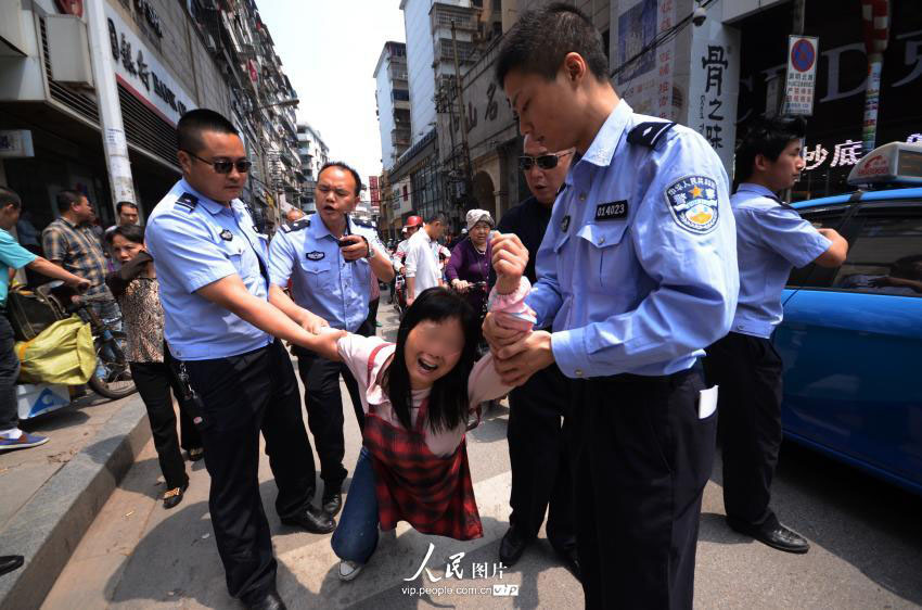 �ϲ�һ��������֤�綯���ֳ���������ۣ�Ů��������ִ����