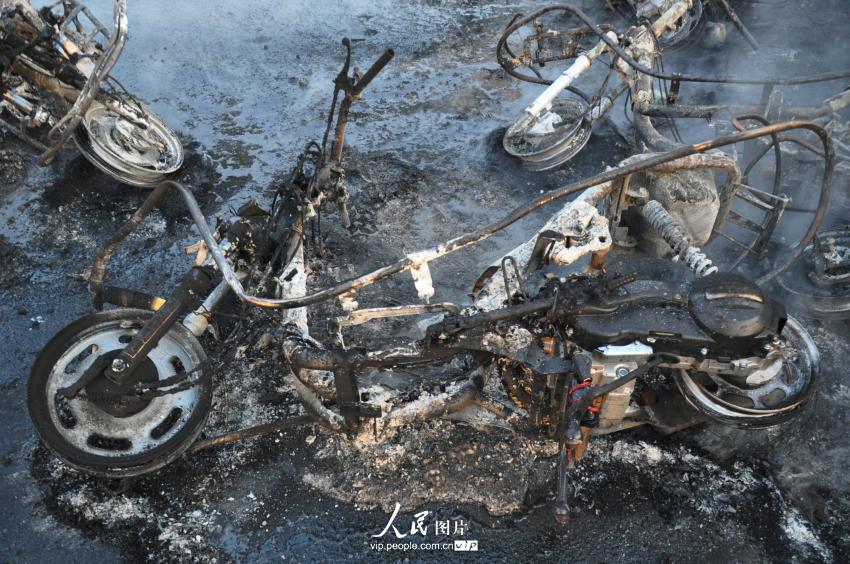 2014��5��7���賿��һ������265���綯���İ��ʽ�������㽭�����¸��ٹ�·����η�����ȼ���綯�����յ�ֻʣ�Ǽܡ�