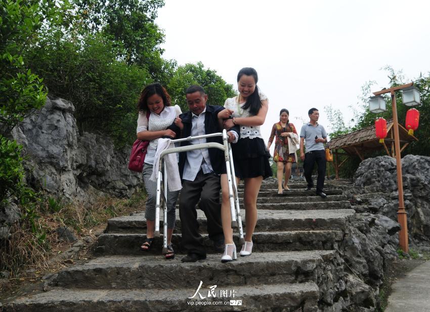 5��12�գ��Ĵ�ʡ�˱���������̫ƽ�������6���������壨ǰ���У��ڶ�Ů����Ӿ���󣩺���Ů���������ң��Ĳ���£���������һ�羰�����С�