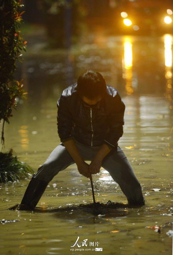 2014��5��14�գ������Ž��п����������������·�Σ�����������Ա����ð��������ˮ����� 