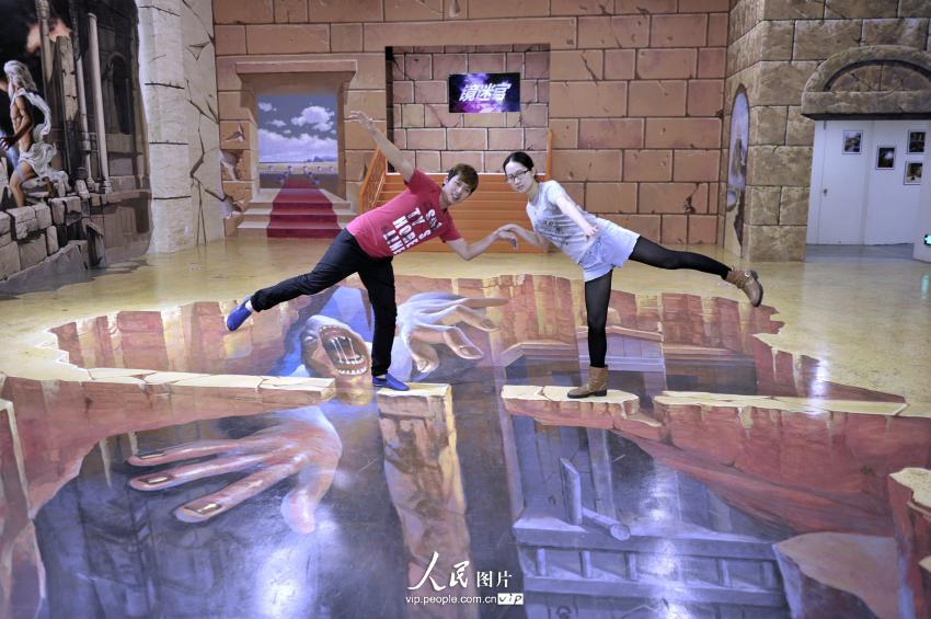 ��ǰ���������3Dħ�ó��仧���ݣ�����������3D��������Ϊһ�壬�ڴ��۸���ͬʱ�����ڻ�����վ��һ����ħ�û�ǰ�����ƣ����¸�����Ȥ�Ļ��档