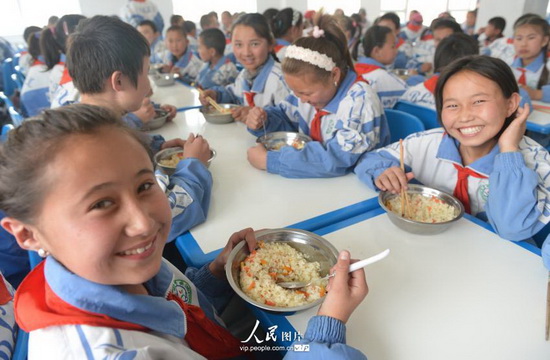 新疆巴里坤:学生乐享营养餐(2014.5.21)11版
