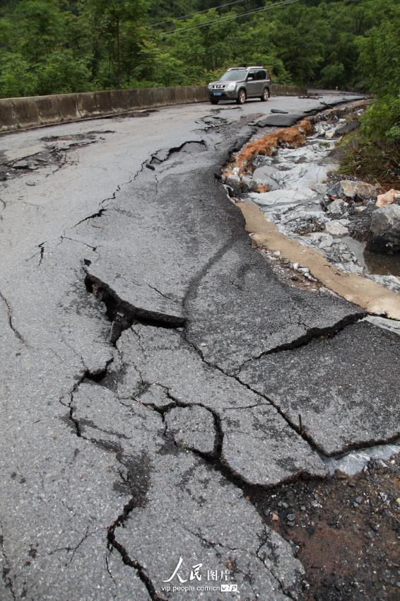 广西全州遭强降雨袭击路面损毁似龟裂9