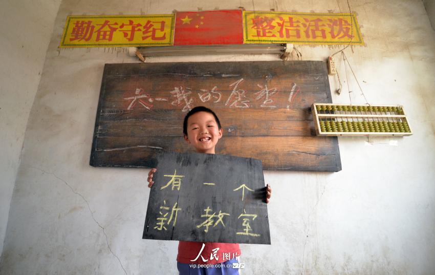 5��27�գ��ӱ�ʡ�������䰲�л�ˮ�����񴳴�ѧУѧ��9��ĵ˹���չʾ�Լ��ġ���һ����Ը��