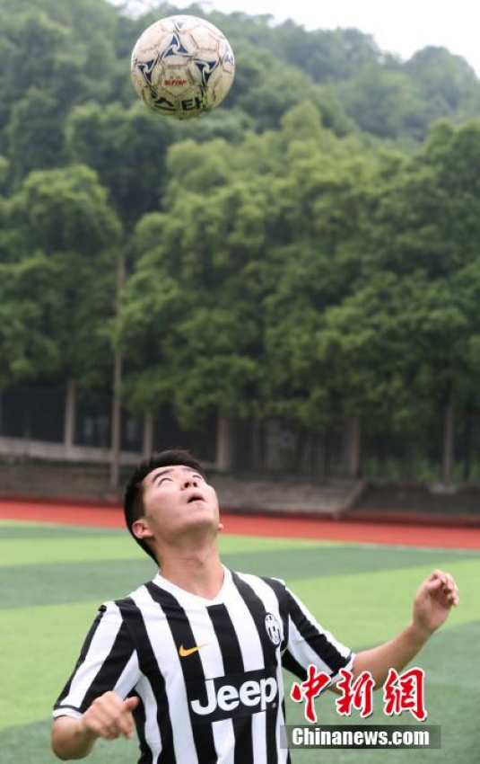 迎世界杯 湖南南华大学举行颠球竞赛