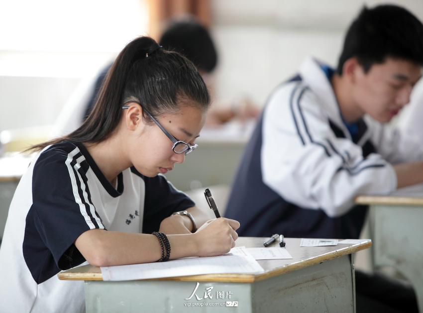 6月7日,浙江省私立诸暨高级中学考点考生在填