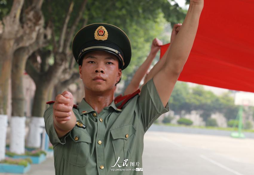 ѵ���У��ϸ��ǹ�����Ա����������