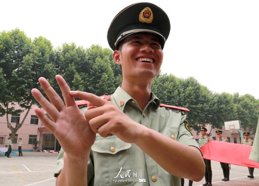 ���ֶ�ԱС���ֱ��ճ���ˮ�ݣ�������ս����չʾ���Լ��ġ���ҫ����