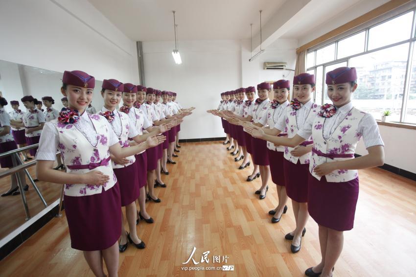 6��24�գ��ɶ���·�ֳɶ����˶Ρ�׼���㡱�������·��ġ����㡱��װ����ϰ���Ƕ�����