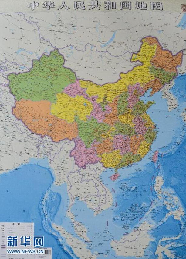 6月23日,湖南地图出版社总编辑雷宜逊在介绍竖版《中华人民共和国地图》。记者日前在湖南地图出版社了解到,其与湖北省测绘学会共同编制的竖版《世界地势图》《世界知识地图》,湖南地图出版社独立绘制的《中国地势图》《中华人民共和国地图》已得到国家测绘地理信息局的认可,获得审图号、书号,并正式出版发行。据湖南地图出版社介绍,竖版的《中华人民共和国地图》是国内首创的大幅面全开竖版地图。南海海域和岛屿与大陆为同一比例尺,南海诸岛不再作为插图形式表示。新华社记者白禹摄
