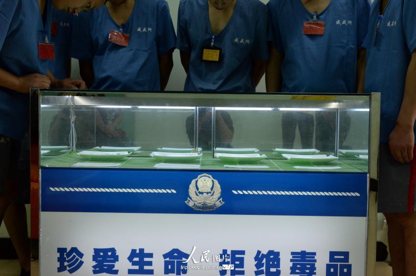 6��24�գ����Ĵ�ʡ�ɶ�ǿ�Ƹ���䶾�����䶾��Ա���Կ���Ʒ��ķ�Ӧ����������/����ͼƬ��